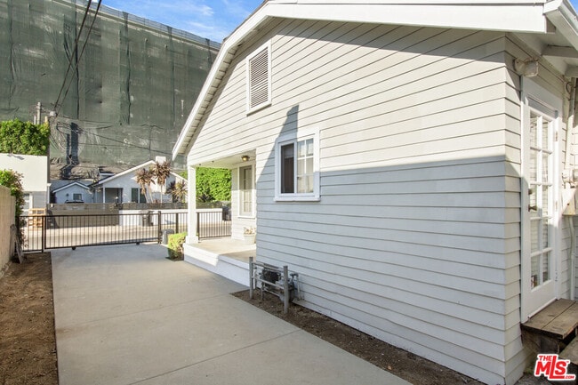 Building Photo - 3860 Goldwyn Terrace