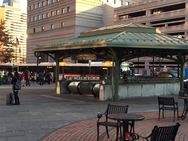 Building Photo - 48 Bright St