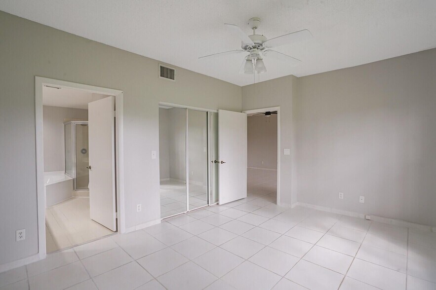 Building Photo - 401 SW 158th Ter