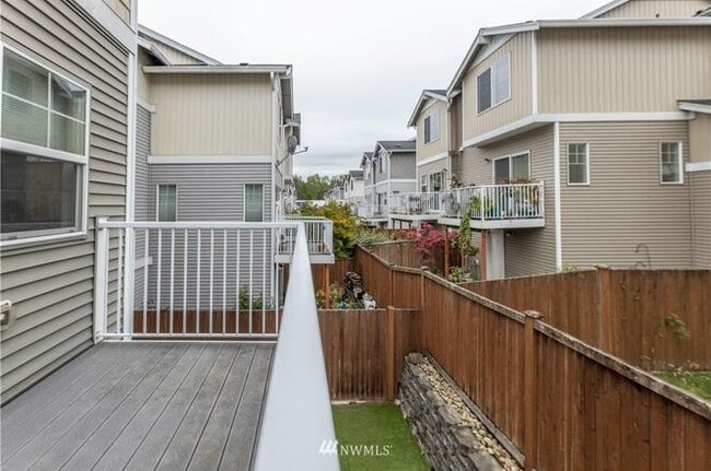 Building Photo - Everett 308-Grace Kim
