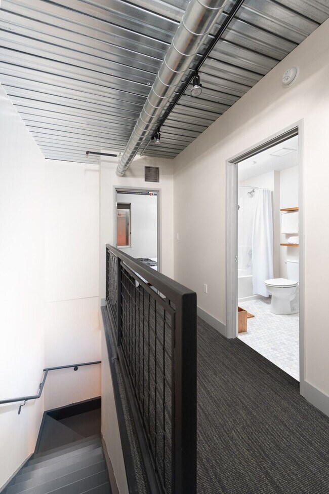 Building Photo - 1009 W Juneau Ave