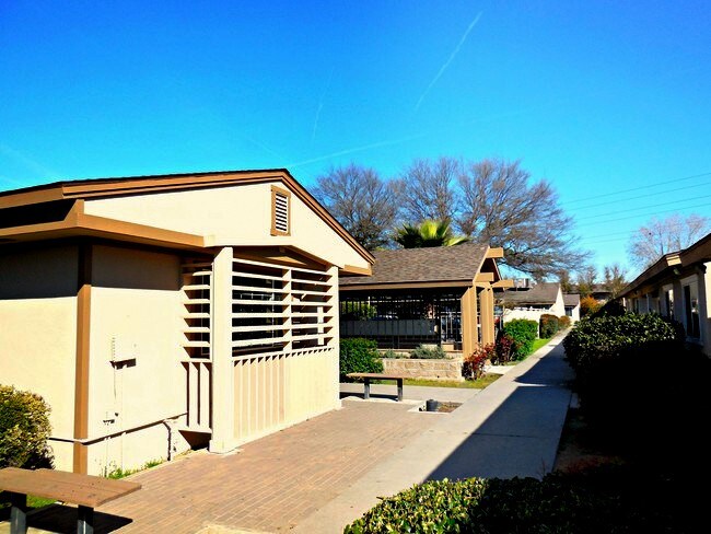 Building Photo - 222 W Dakota Ave