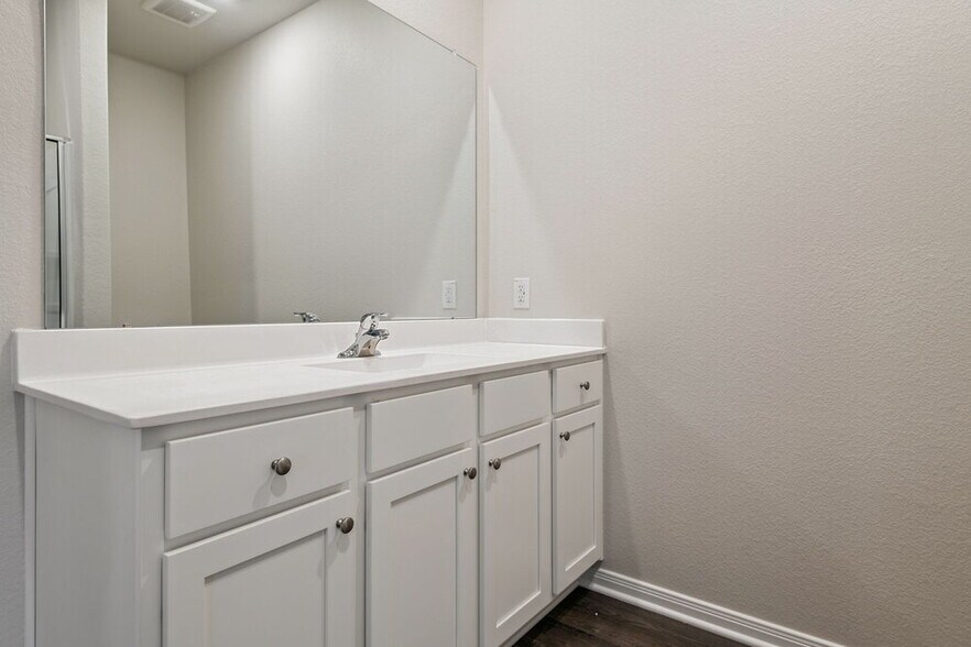 Building Photo - 15648 Plum Brk Dr