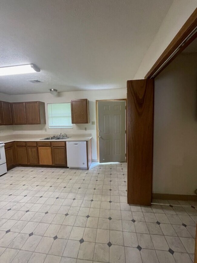 Building Photo - 2 Bedroom 2 Bath Duplex Call Ed Johnson 86...