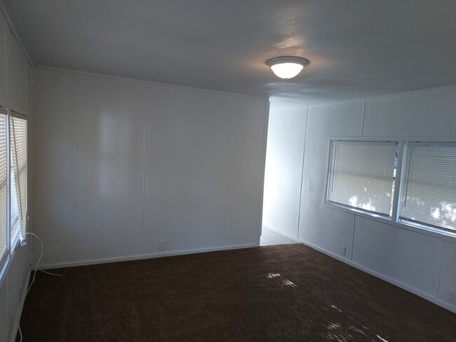 Building Photo - 826 Queens Dr
