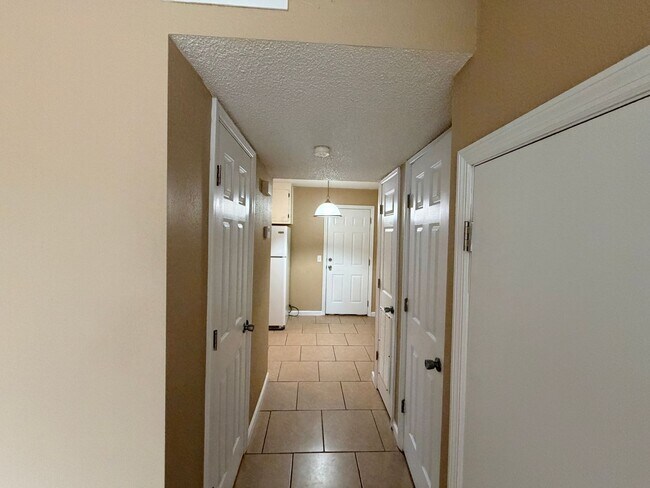 Building Photo - Nice Townhome Located in Adel