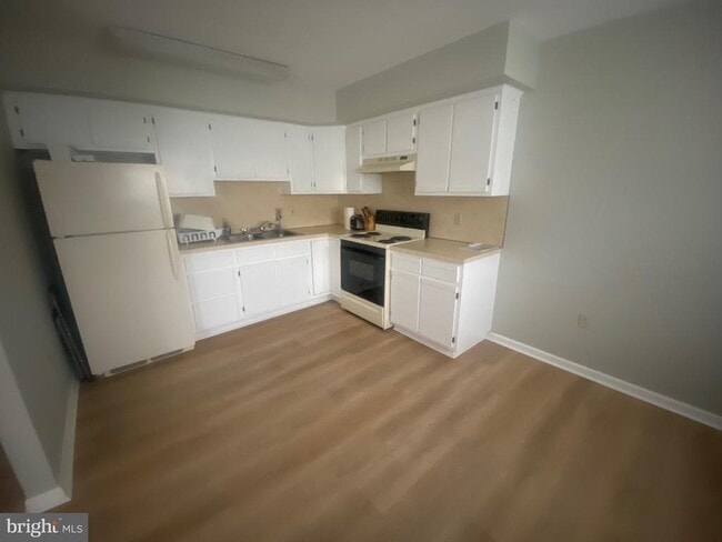 Building Photo - 128 Mortimer St