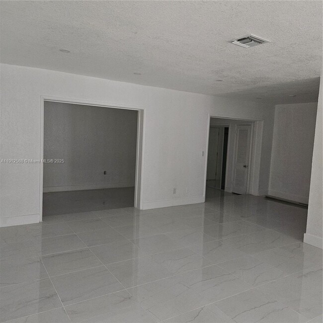 Building Photo - 14710 NE 5th Ct