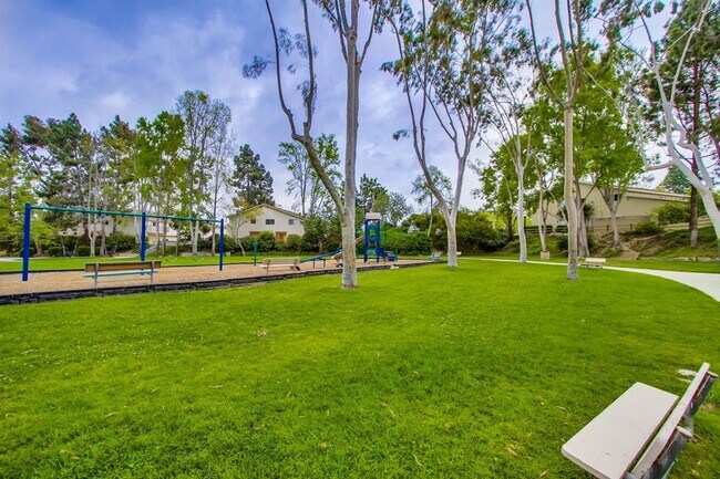 Building Photo - Large spacious 2 Bedroom in UTC