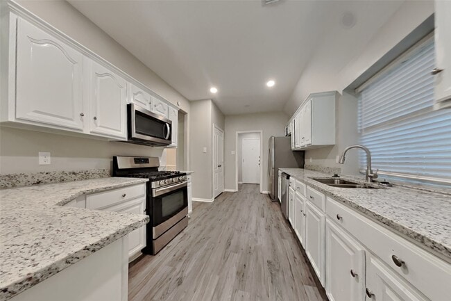 Building Photo - 1731 Red Oak Terrace