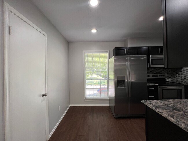 Building Photo - Ridglea4004 #203 ***MAINTENANCE-HOA***