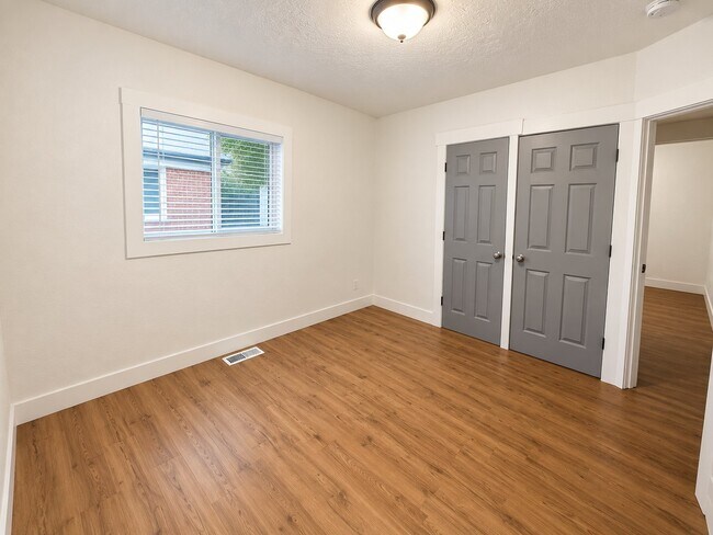 Building Photo - 458 E Lambourne Ave