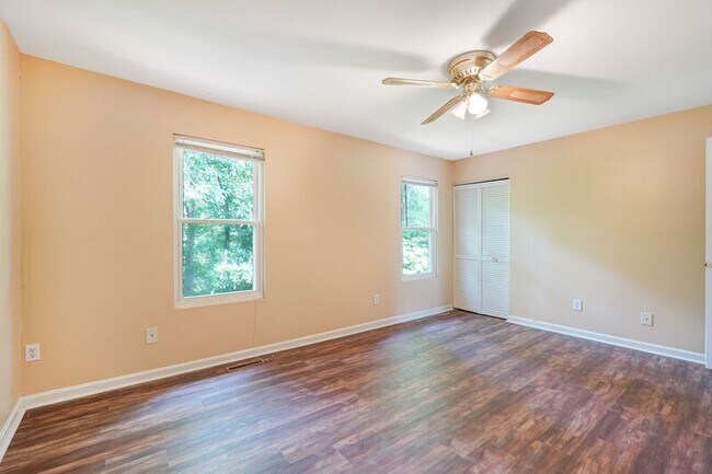 Building Photo - 128 Kings Mill Dr
