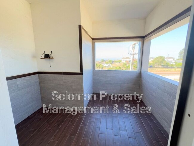 Building Photo - 2030 Broadway St