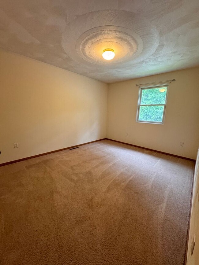 Building Photo - Large 3 Bedroom 2.5 Bathroom Townhouse in Burrell School District - Next to Hillcrest Country Club