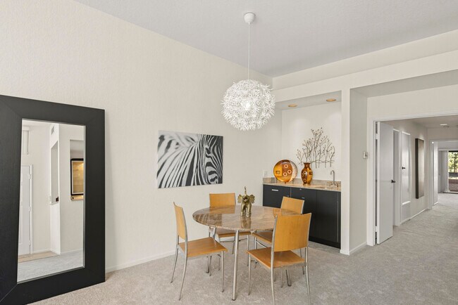 Building Photo - 2601 S Broadmoor Dr