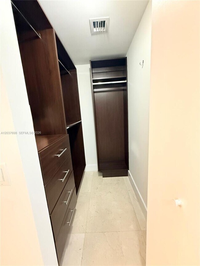 Building Photo - 1300 Brickell Bay Dr