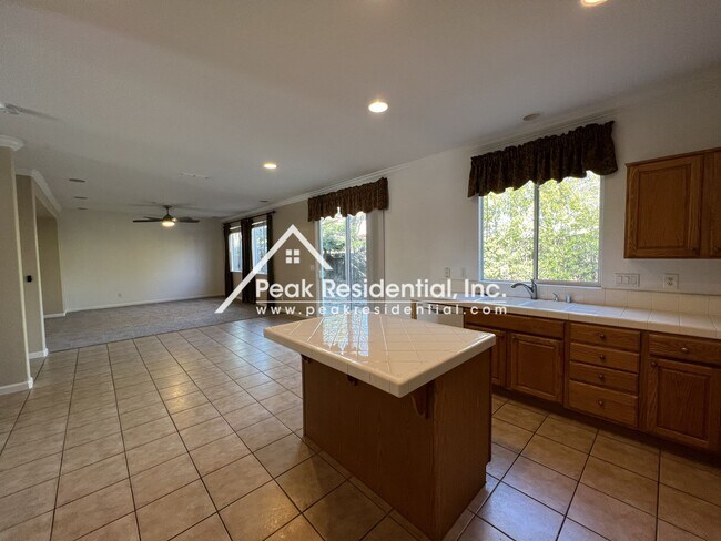 Building Photo - Spacious 4bd/2.5ba Rocklin Home with 2 Car...