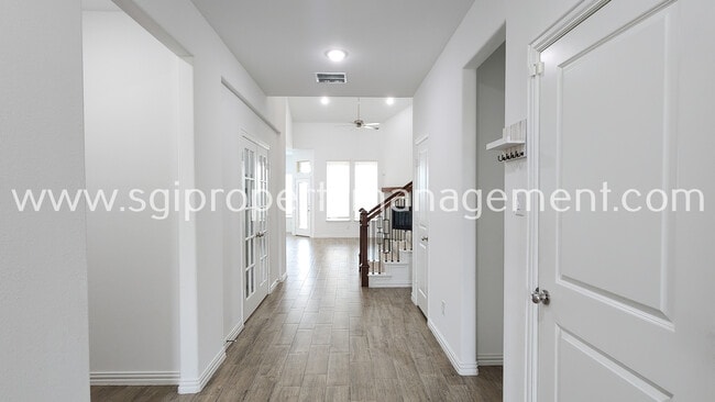 Building Photo - 10231 Sovereign Dr