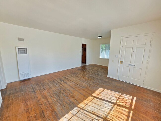Building Photo - 9618 Kalmia St