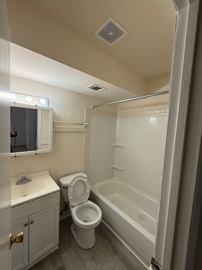 Building Photo - 8415 Benecia Ct