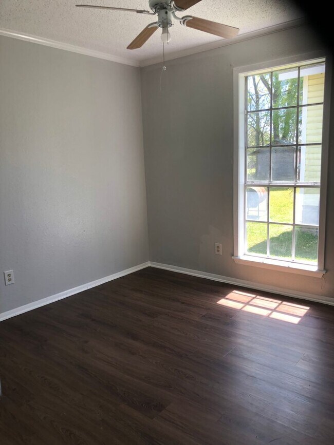 Building Photo - Move In Specual Large Duplex in a quiet cul-d-sac close to VA hospital