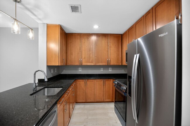 Building Photo - One Bed One Bath Condo in Tenleytown