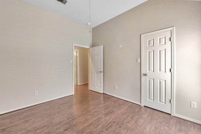 Building Photo - 871 Falling Springs Ln