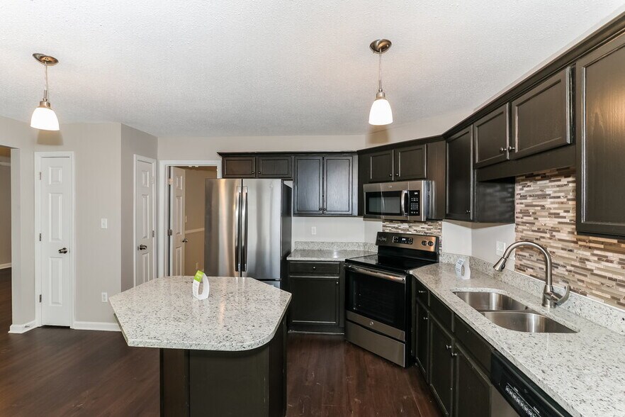 Building Photo - 1074 Red Fern Cir W