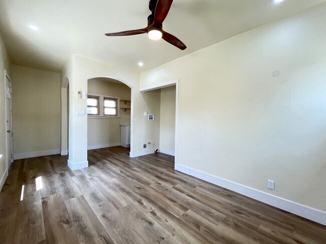 Building Photo - Just Listed! 1B/1B Newly Remodeled Unit