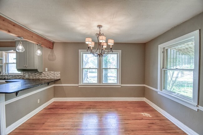 Building Photo - Charming Campus Home!