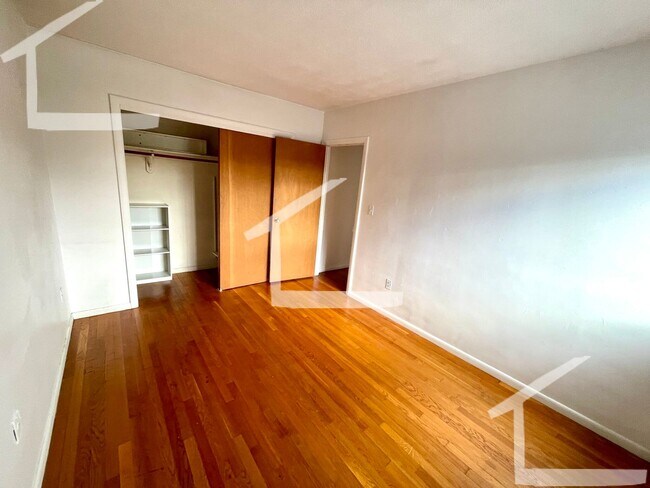 Building Photo - Nice large 2 bed available now!