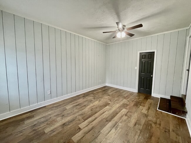 Building Photo - 3 Bed, 2 Bath Nest Near Cape Fear Valley