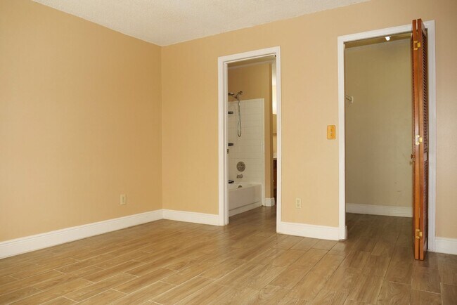 Building Photo - Spacious & Bright 2BD/1BA Home – Move-In R...