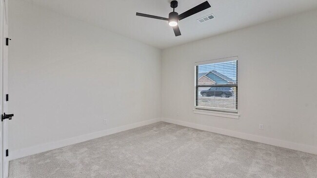 Building Photo - "Charming 3-Bedroom Retreat with Granite Elegance & Cozy Fireplace in Farmington!"