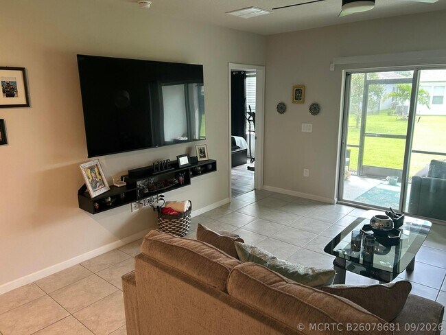 Building Photo - 825 Persimmon Pl