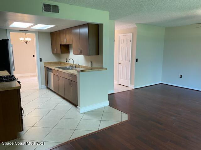 Building Photo - 281 Current Dr