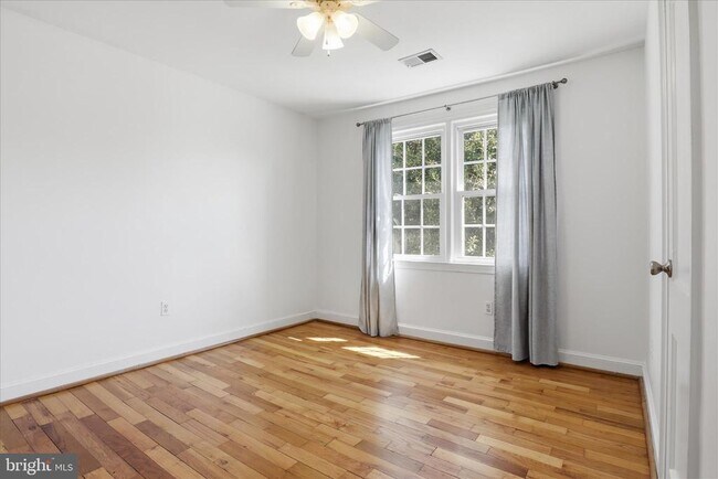 Building Photo - 1305 S Walter Reed Dr