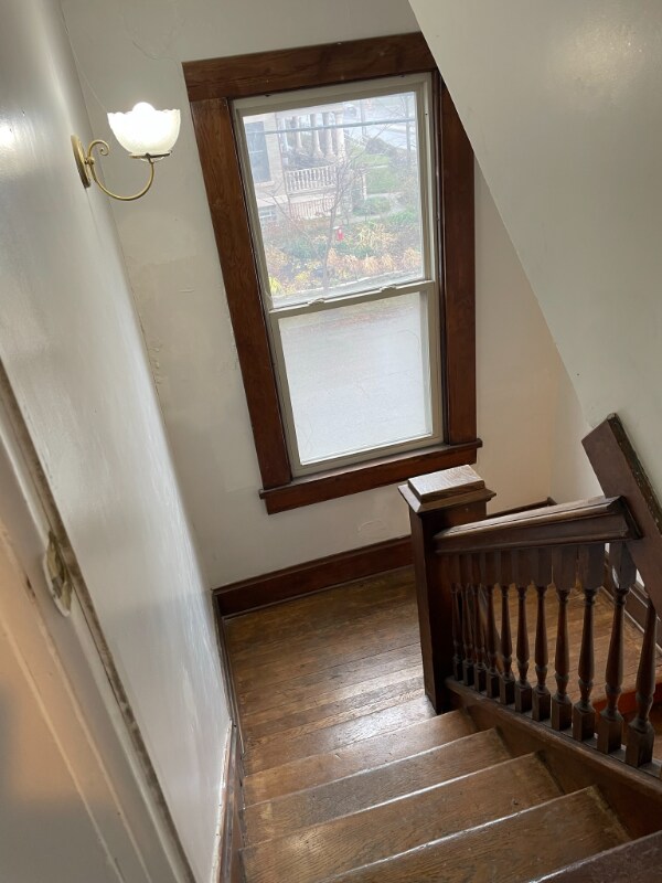 Building Photo - 462 King Ave