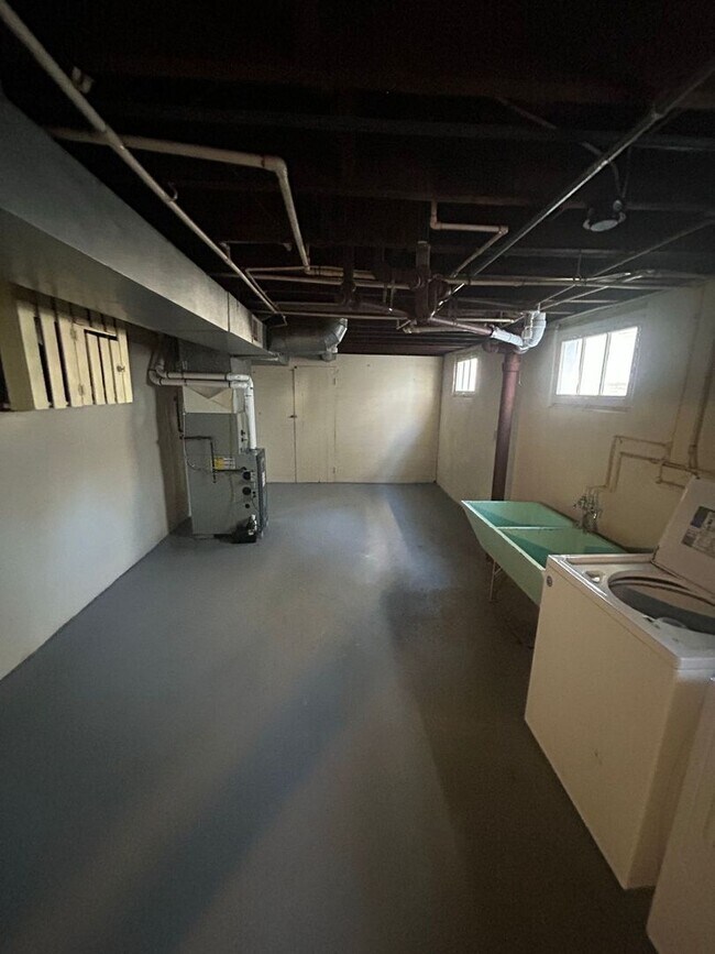 Building Photo - 1439 Vassar Dr