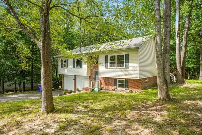 Building Photo - 1703 Sherwood Dr
