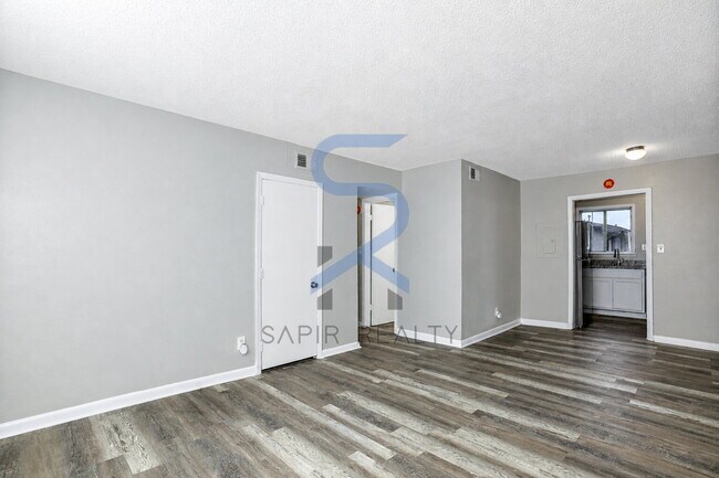 Building Photo - Limited-Time Move-In Promotion! Move in on or before May 15th and receive your choice of incentiv...