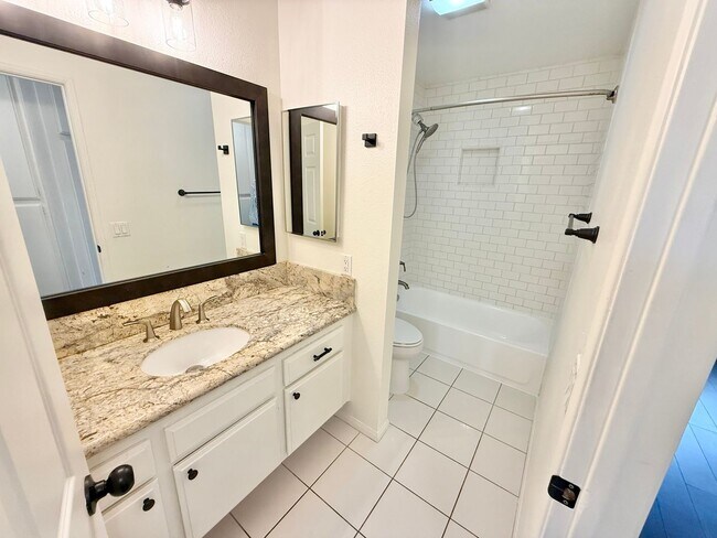 Building Photo - Beautiful 3 bed/3 bath In Costa Mesa