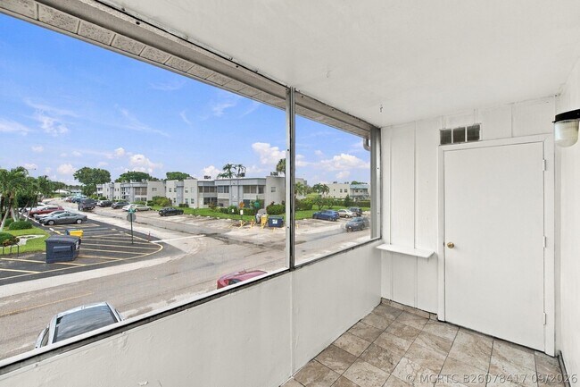 Building Photo - 809 Flanders Q