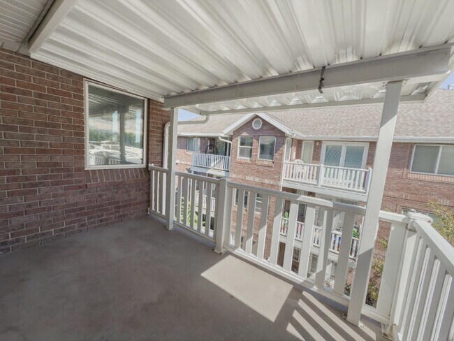 Building Photo - SEPTEMBER FREE RENT!! Spacious, NEWLY RENO...