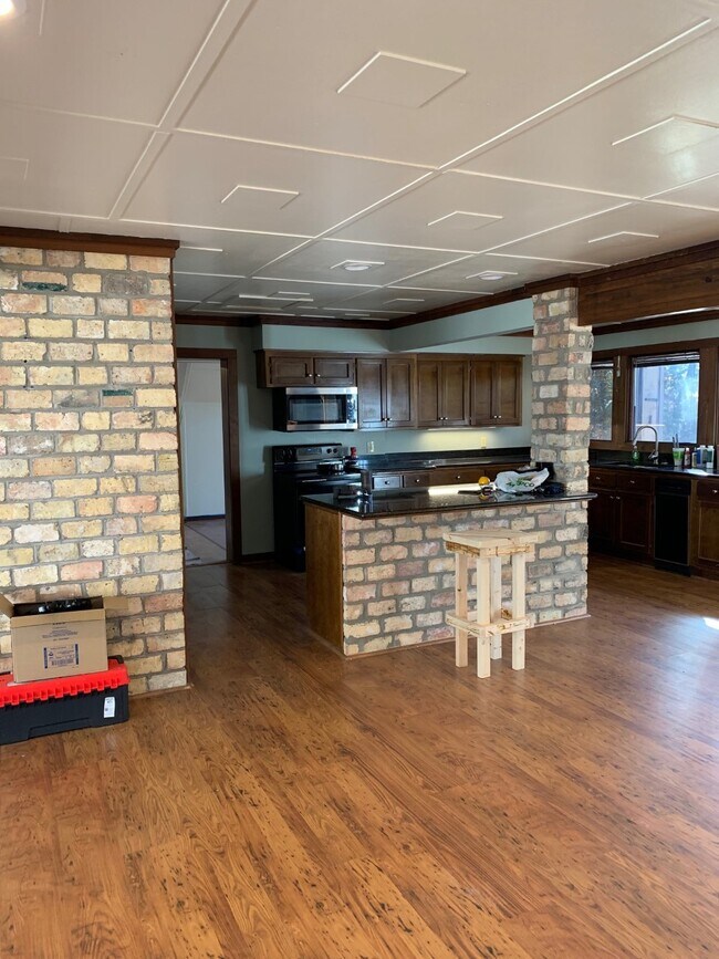 Building Photo - 2 Old North River Pt