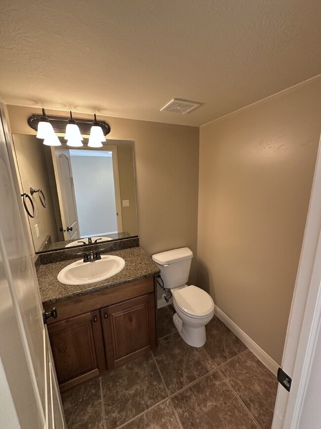 Building Photo - "Charming 3-Bed Townhouse in Cedar City – Spacious 1365 Sq Ft with 2.5 Baths!"