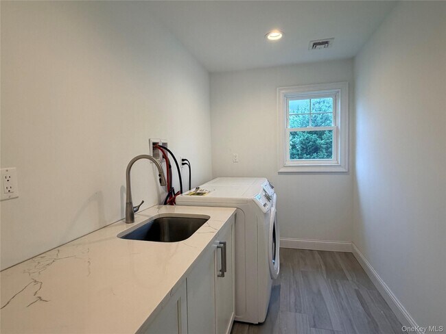 Building Photo - 28 Fern Dr E