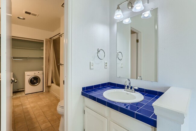Building Photo - MODERN 2 BED/1.5 BATH IN HEART OF BOULDER!