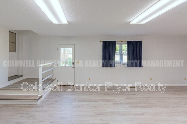 Building Photo - 1225 Panorama Dr
